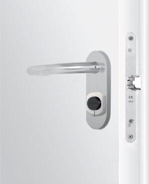 ELOCK2 M6 Funk-Automatikmittelfallenschloss montiert an einer Tür mit Beschlag und Transponderleser